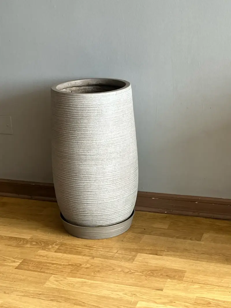Macetero grande de cerámica gris