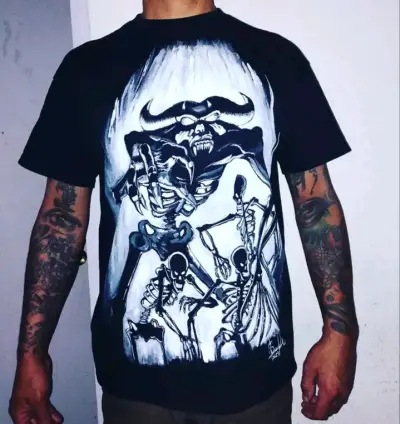 Polera negra con diseño de calaveras - miniatura 1