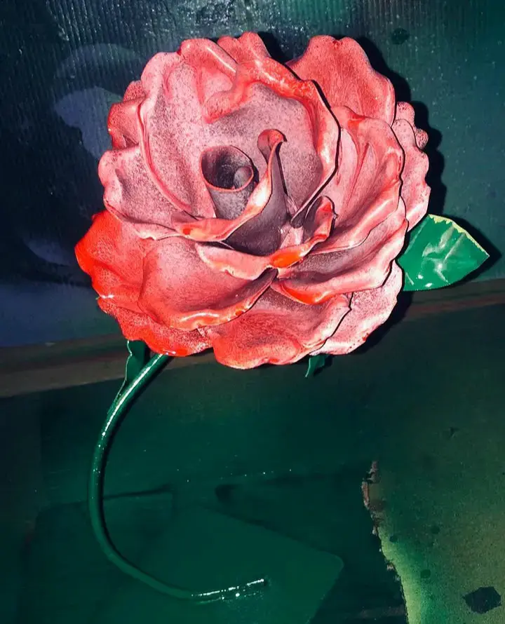 Rosa decorativa de metal pintada a mano