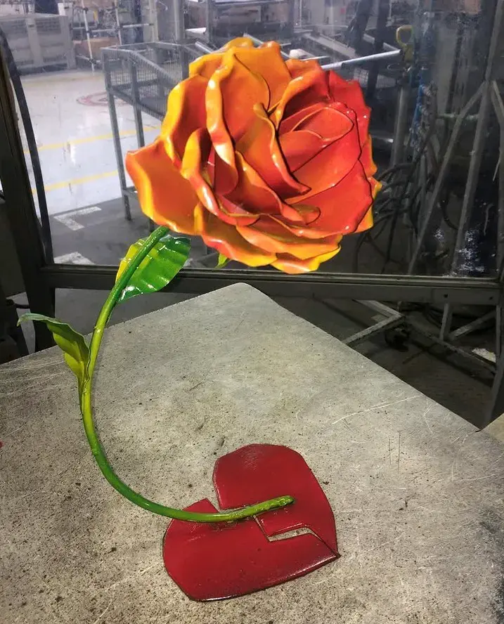 Rosa decorativa de metal con base de corazón