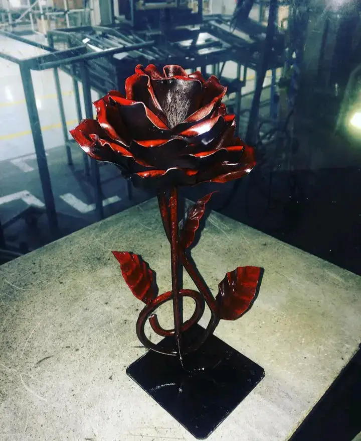 Rosa decorativa de metal rojo