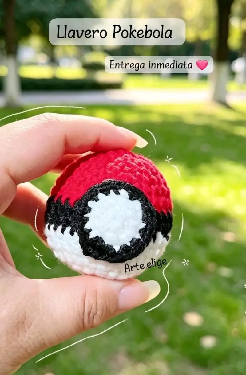 Llavero Pokebola tejido a mano