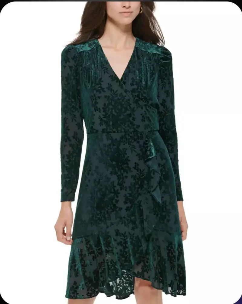 Vestido verde de encaje con mangas largas