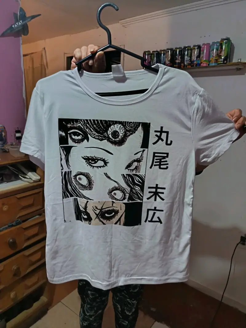 Polera blanca con diseño gráfico japonés - 1