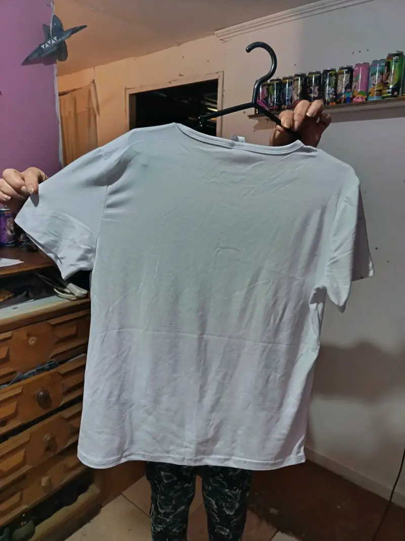 Polera blanca con diseño gráfico japonés - 2