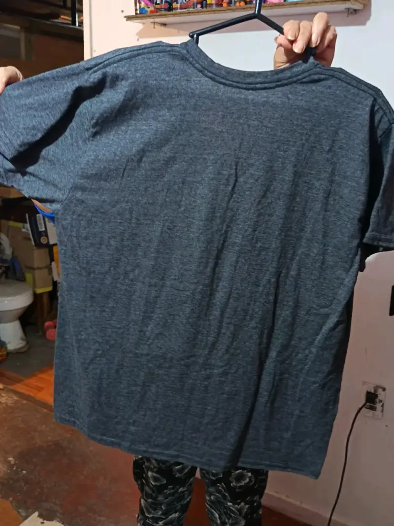Polera gris con estampado colorido - 2