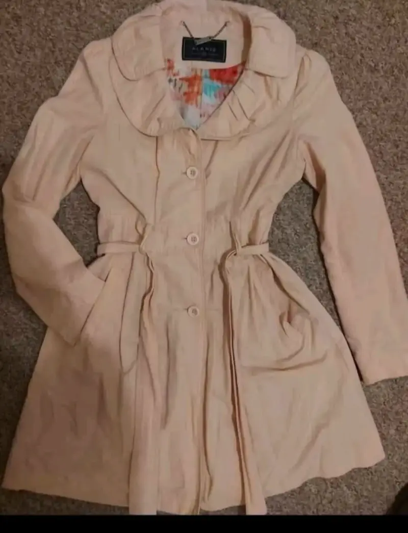 Abrigo beige para mujer Alaniz con cinturón