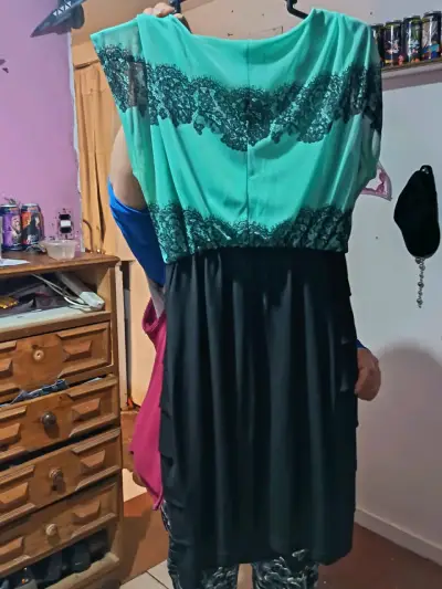 Vestido elegante verde y negro con encaje - miniatura 2