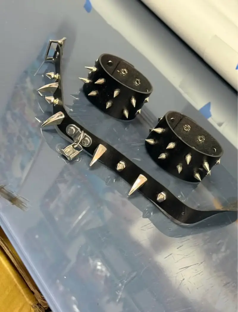 Set de shocker y muñequeras con púas metálicas - 1
