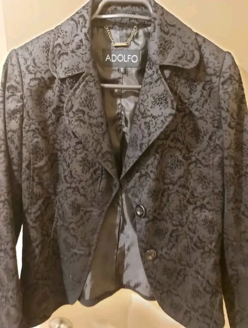 Chaqueta de mujer Adolfo estampada negra