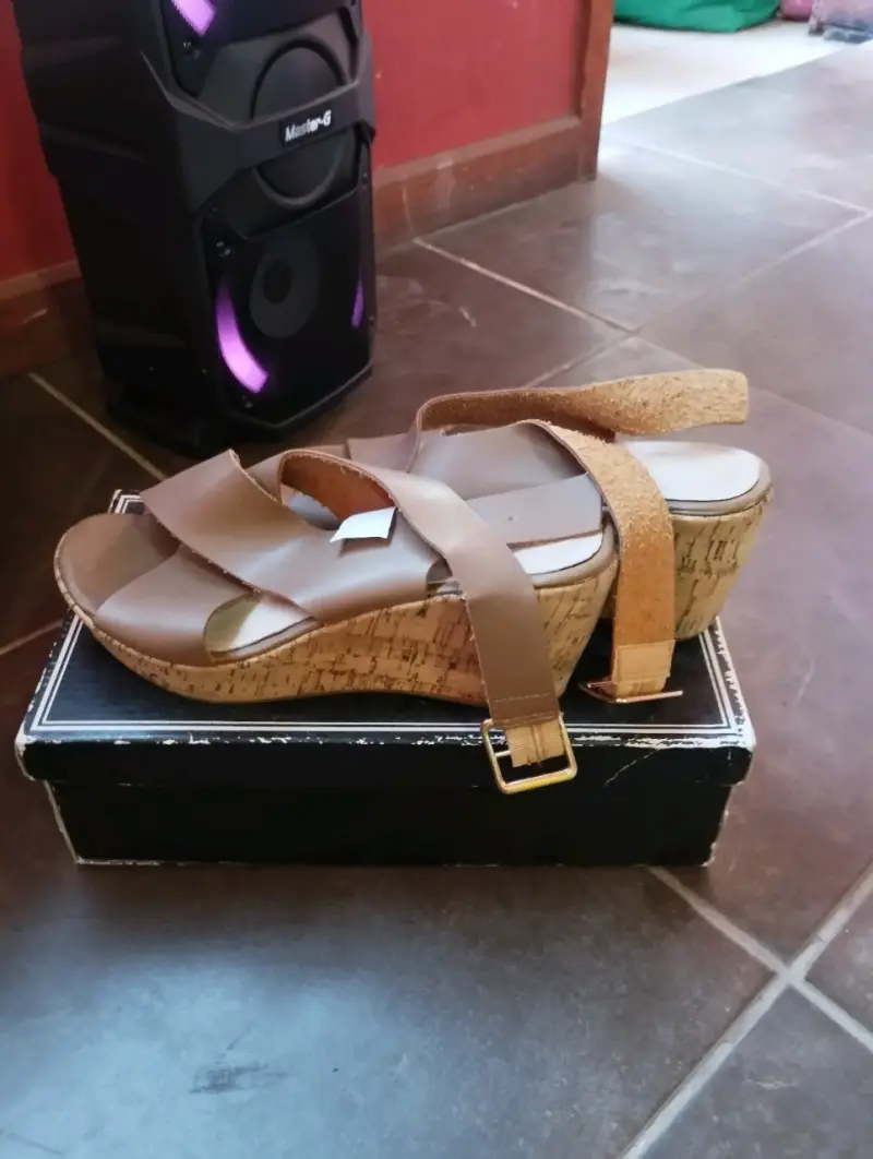 Sandalias de plataforma beige con correa ajustable - 1