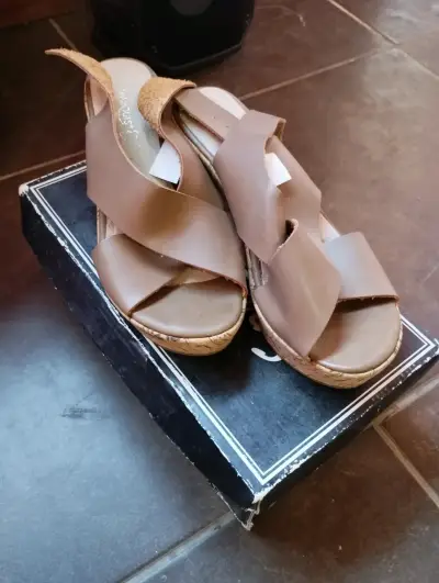Sandalias de plataforma beige con correa ajustable - miniatura 3