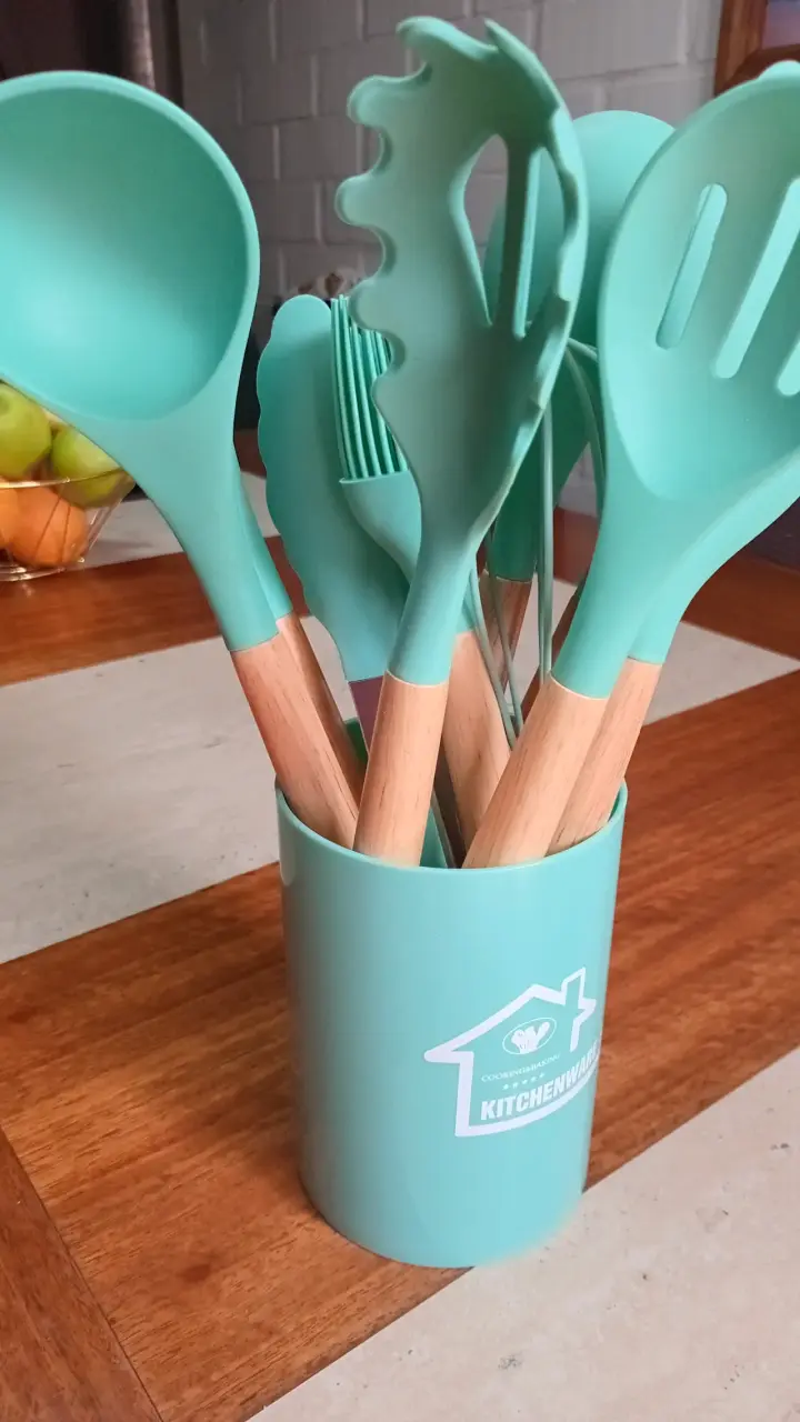 Set de utensilios de cocina de silicona y madera - 3