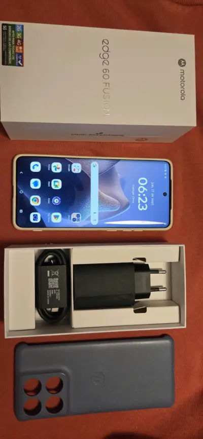 Smartphone Motorola Edge 60 Fusion con cargador - miniatura 1