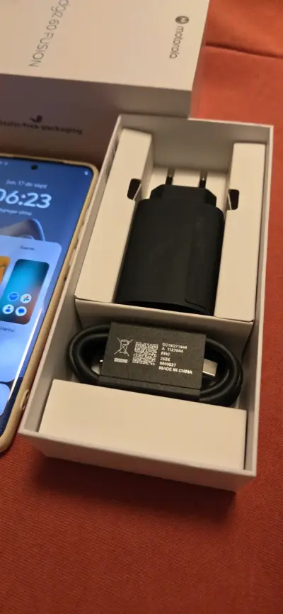 Smartphone Motorola Edge 60 Fusion con cargador - miniatura 3