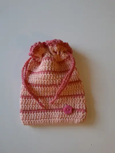 Bolsa de crochet rosa con botón decorativo - miniatura 1