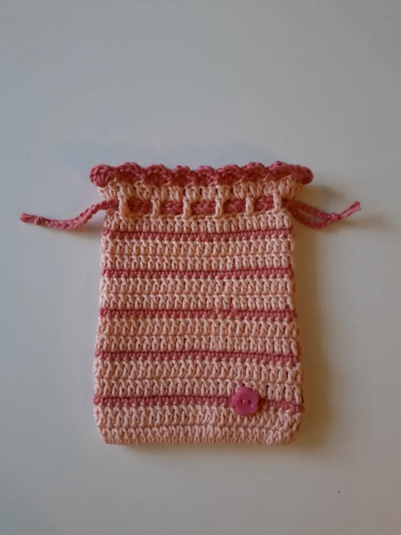 Bolsa de crochet rosa con botón decorativo - 2