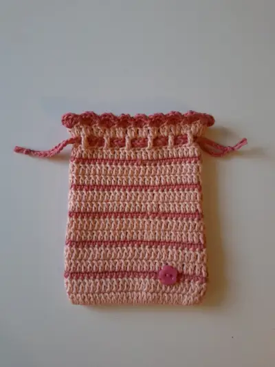 Bolsa de crochet rosa con botón decorativo - miniatura 2