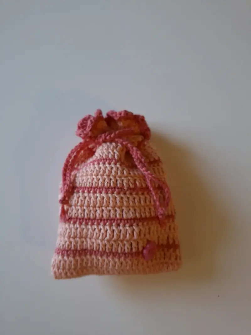Bolsa de crochet rosa con botón decorativo - 3