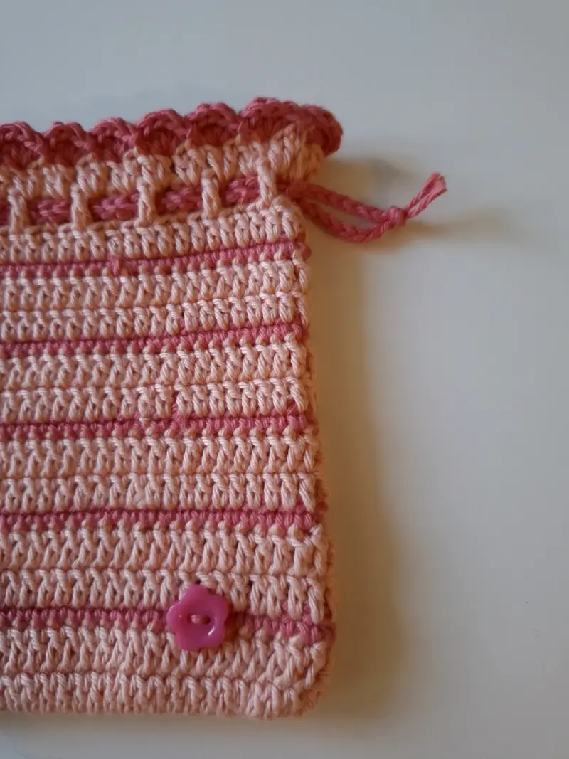 Bolsa de crochet rosa con botón decorativo - 4