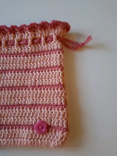 Bolsa de crochet rosa con botón decorativo - miniatura 4