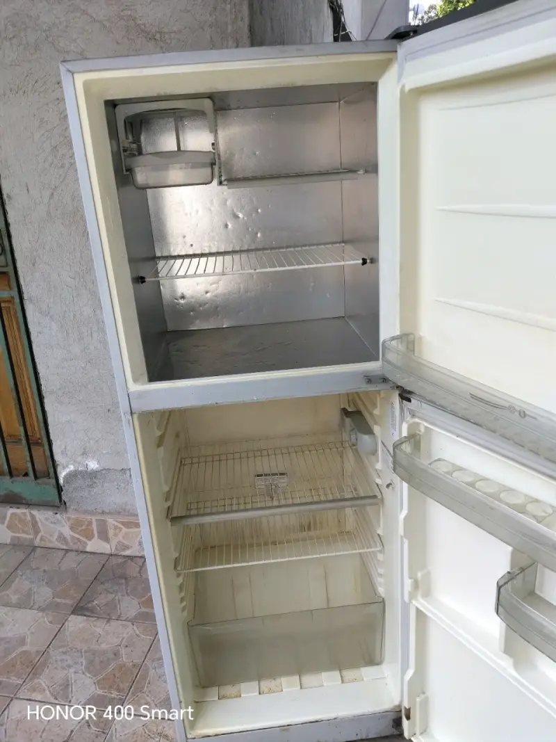 Refrigerador Daewoo blanco de dos puertas - 2