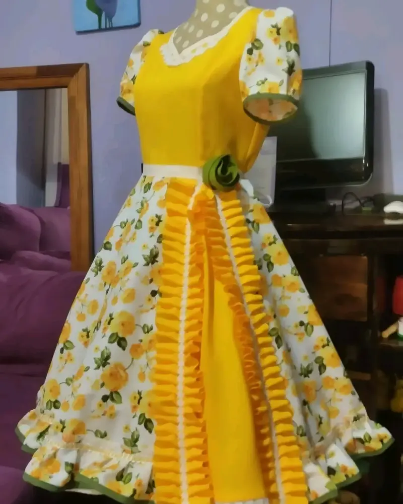 Vestido floral amarillo con volantes