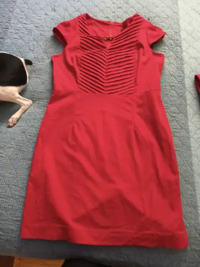 Vestido rojo elegante con detalle plisado - miniatura 1