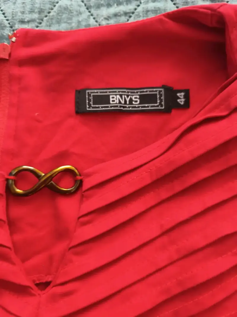 Vestido rojo elegante con detalle plisado - 2