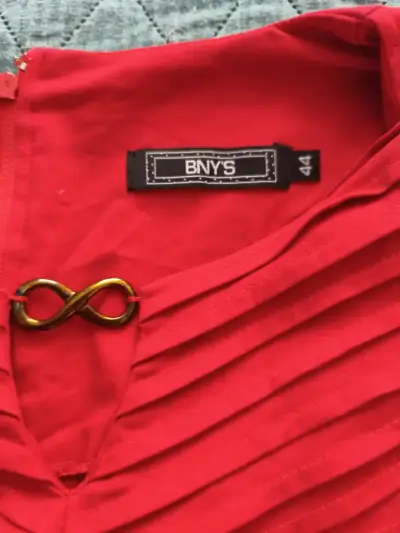 Vestido rojo elegante con detalle plisado - miniatura 2