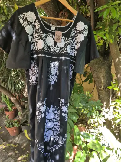 Vestido bordado artesanal Mexicano multicolor - miniatura 1