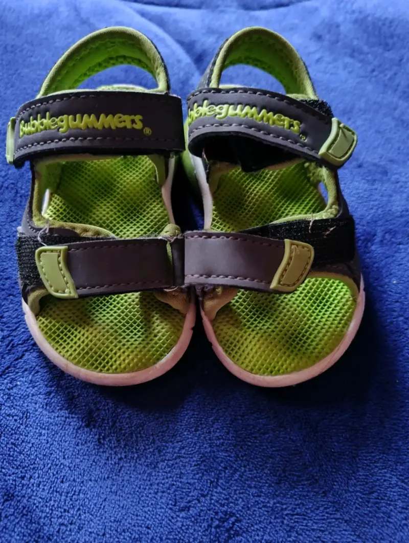 Sandalias para niños Bubblegummers verde y negro - 1