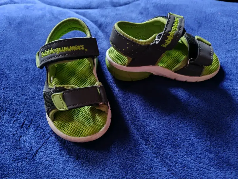 Sandalias para niños Bubblegummers verde y negro - 2