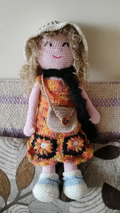 Muñeca de crochet artesanal con vestido colorido - miniatura 1