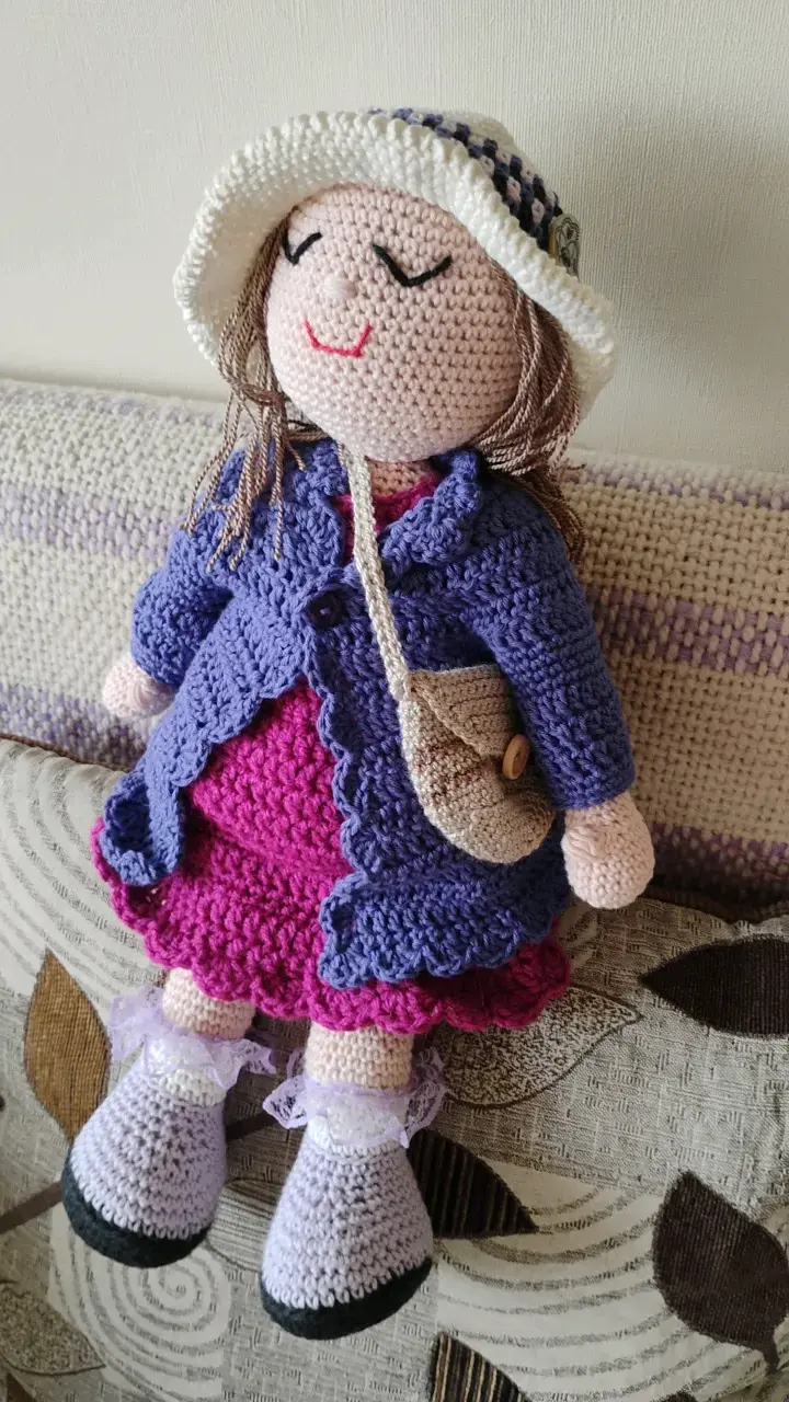 Muñeca de crochet artesanal con vestido colorido - 2