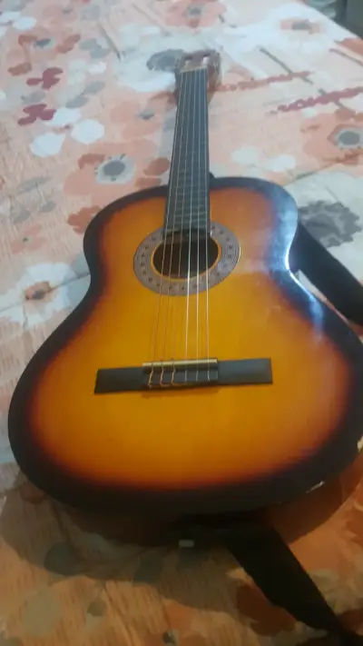 Guitarra clásica acústica color sunburst - miniatura 1
