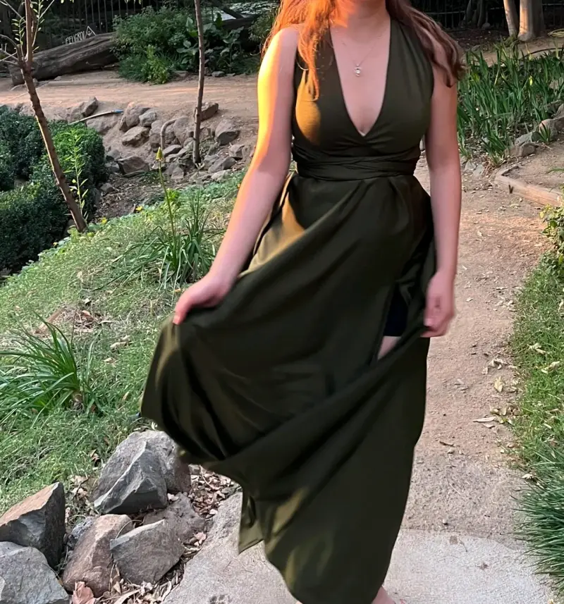 Vestido largo verde olivo con escote V - 1