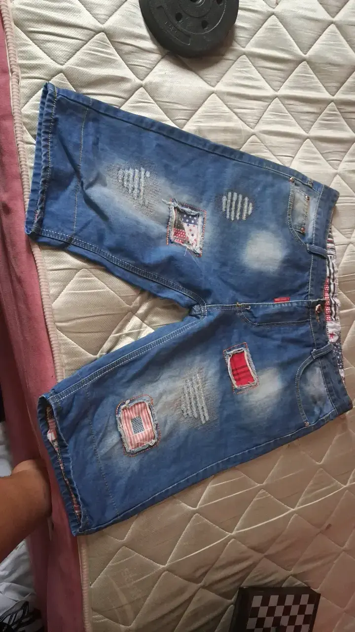 Bermudas de mezclilla con parches decorativos - 1