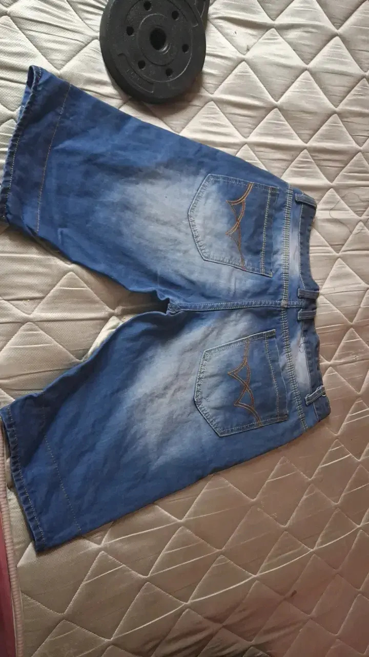 Bermudas de mezclilla con parches decorativos - 2