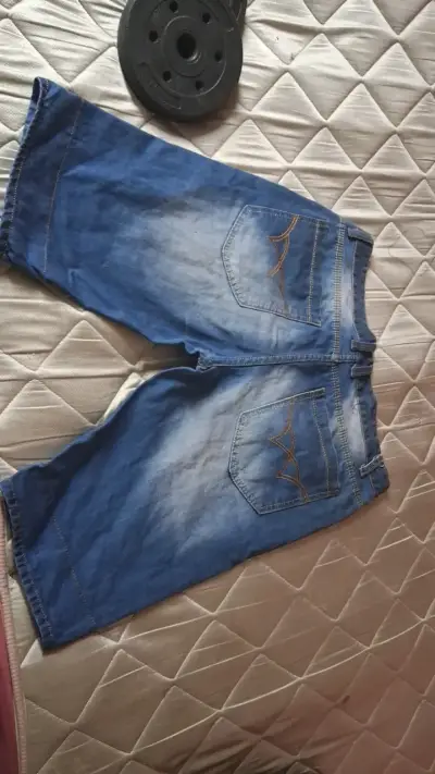 Bermudas de mezclilla con parches decorativos - miniatura 2