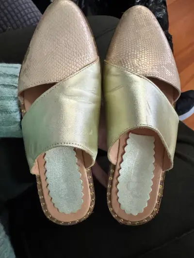 Zapatos mule dorados con textura de serpiente - miniatura 1