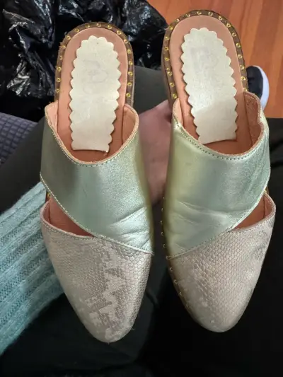 Zapatos mule dorados con textura de serpiente - miniatura 2