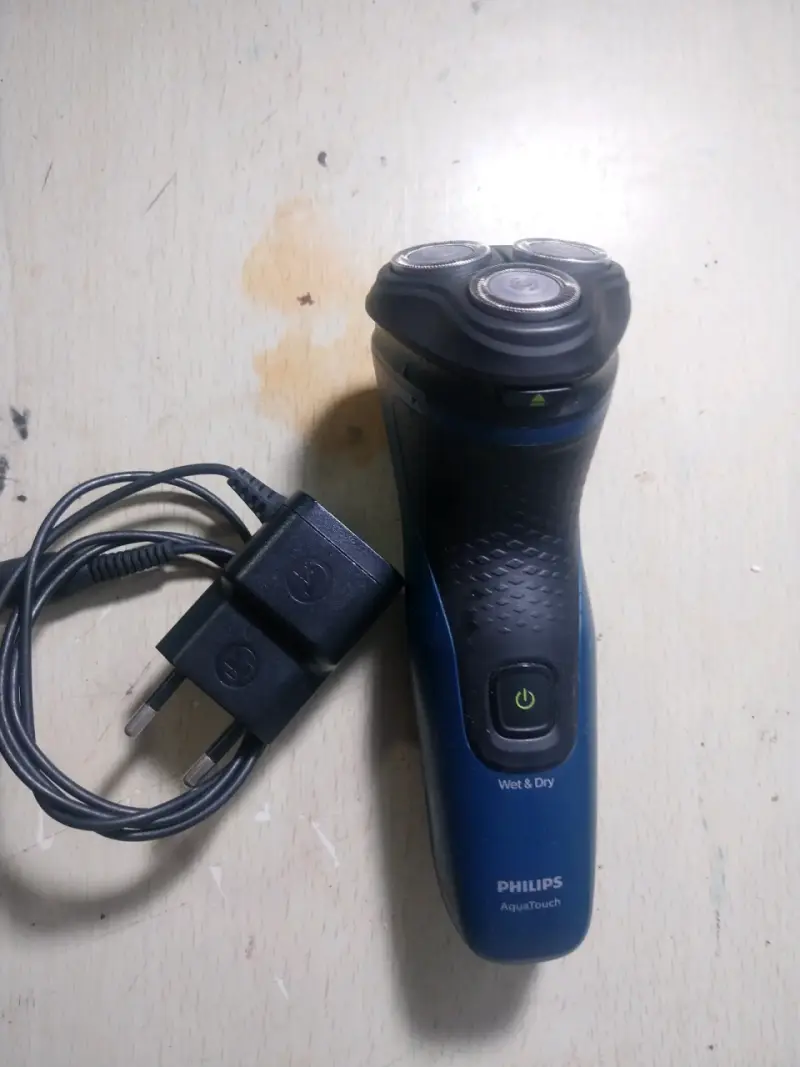 Afeitadora eléctrica Philips AquaTouch con cargador - 1