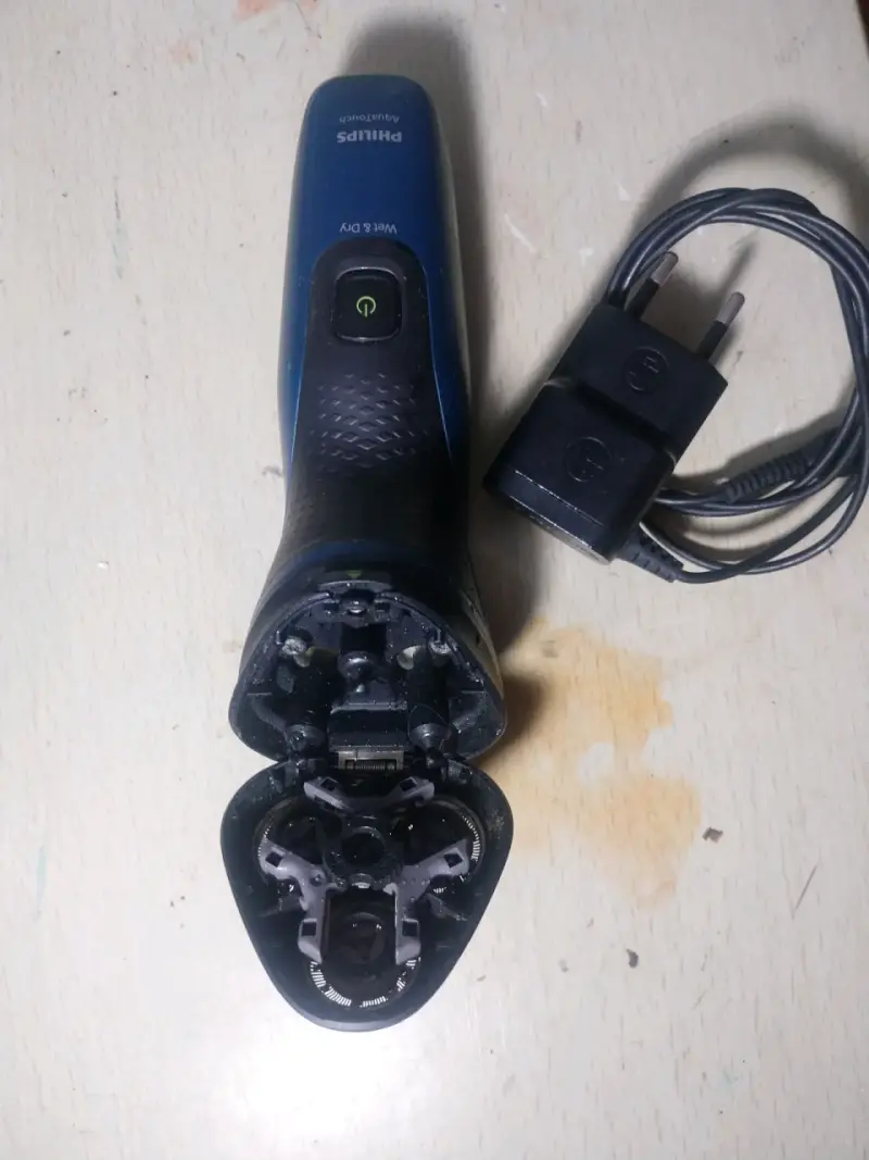 Afeitadora eléctrica Philips AquaTouch con cargador - 2