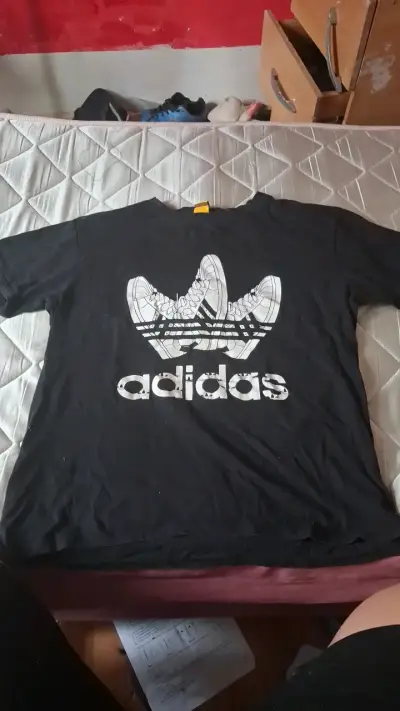 Polera negra Adidas con logo gráfico - miniatura 1
