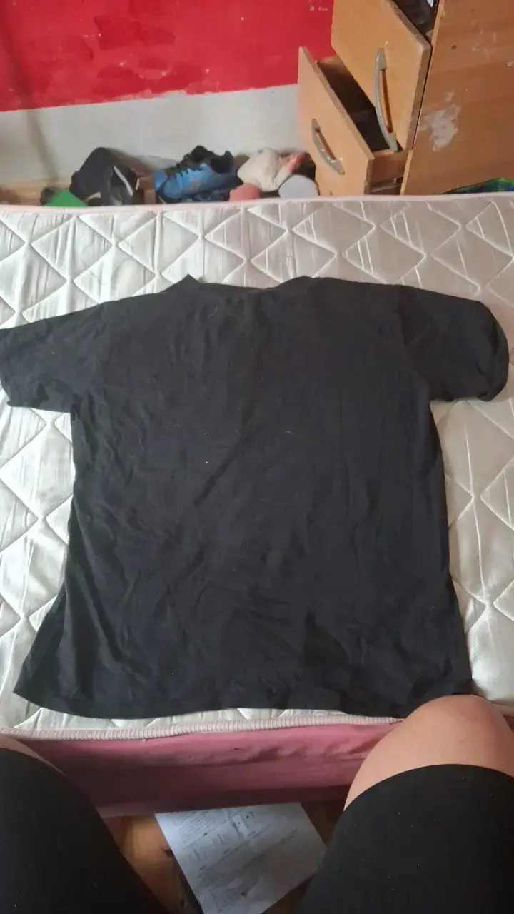 Polera negra Adidas con logo gráfico - 2