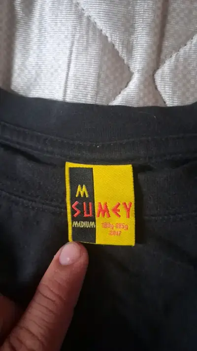 Polera negra Adidas con logo gráfico - miniatura 3