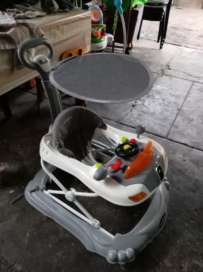 Andador para bebé con bandeja y volante