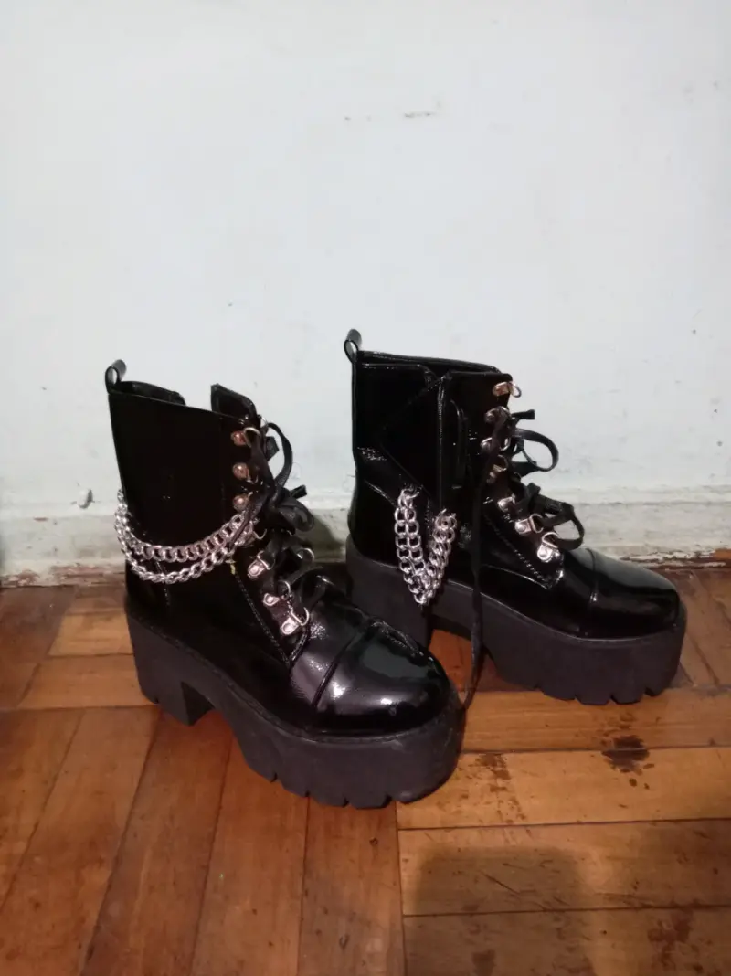 Botas negras con plataforma y cadenas