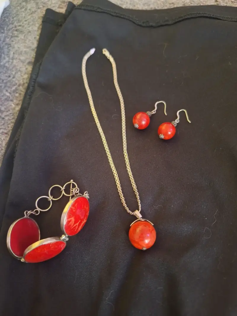 Conjunto de joyería con piedras rojas